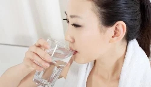 每天早晨喝水對身體好嗎？這5類人適合早起飲水